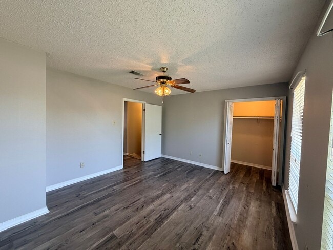 Building Photo - Townhouse Just Minutes to LSUS .....