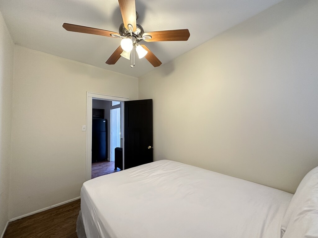 Building Photo - 5023 N Ridgeway Ave