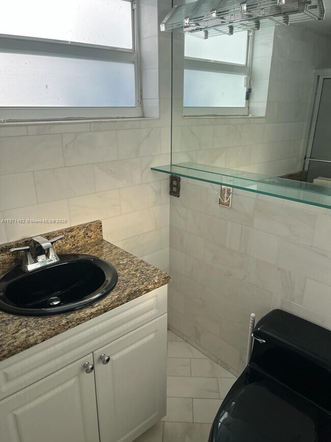 Building Photo - 1333 E Hallandale Beach Blvd