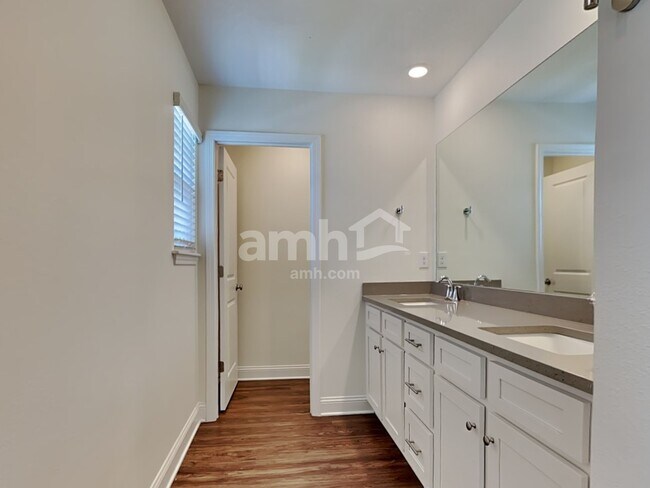 Building Photo - 167 Onate Cir