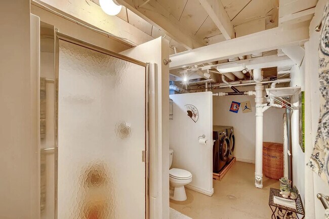 Building Photo - 2933 Ivanhoe St