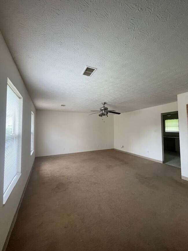 Building Photo - 2 Bedroom 2 Bath Duplex Call Ed Johnson 86...