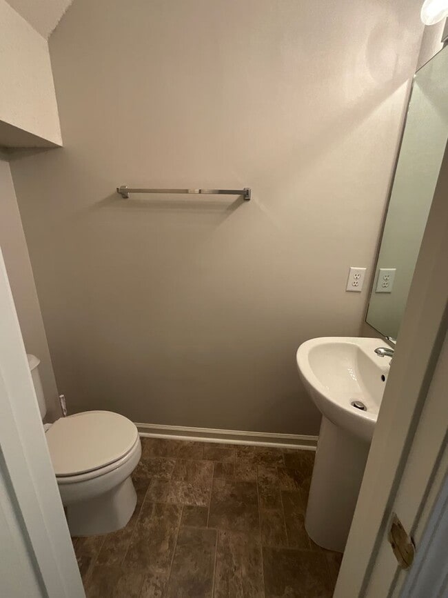 Building Photo - Charming 3 bedroom/2.5 bathroom End Unit i...