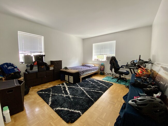 Building Photo - 2 Larose Pl
