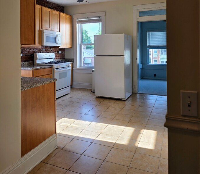 Kitchen - 5229 Lansdowne Ave