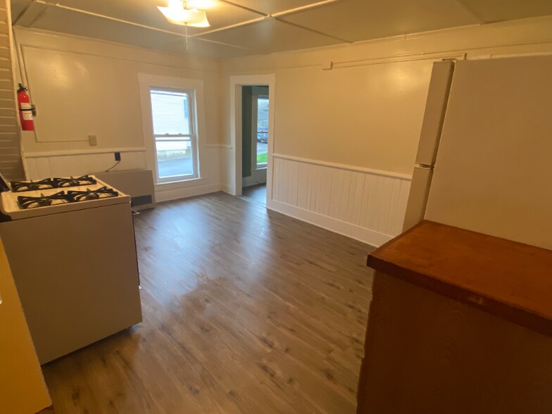 Building Photo - 82 Maple St