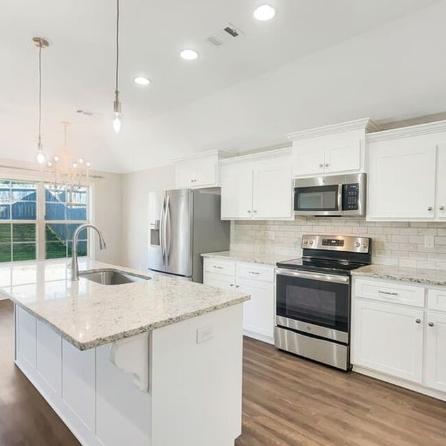 Building Photo - Beautiful 3 Bed 2 Bath Available in July!