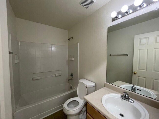 Building Photo - 3Bed 3Bath Home In Erie Available July!