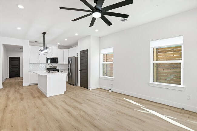 Building Photo - 712 Delano St