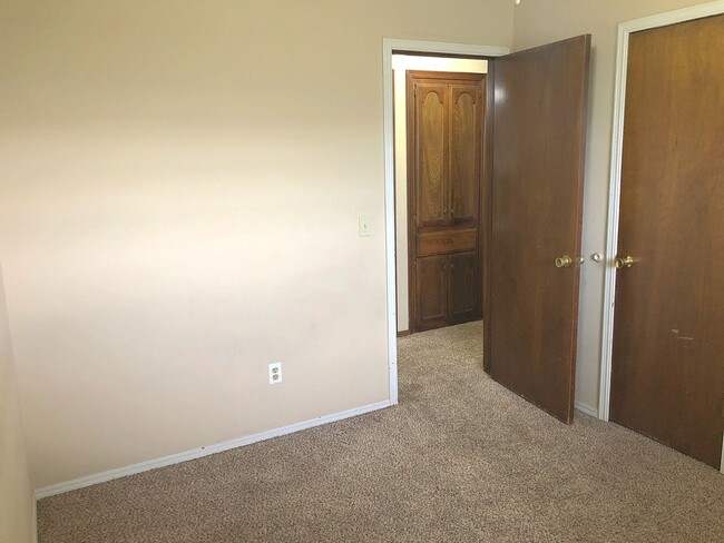 Building Photo - Great Location! Central Edmond!