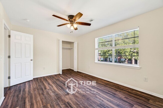 Building Photo - Comfortable Living Near Greenway Access