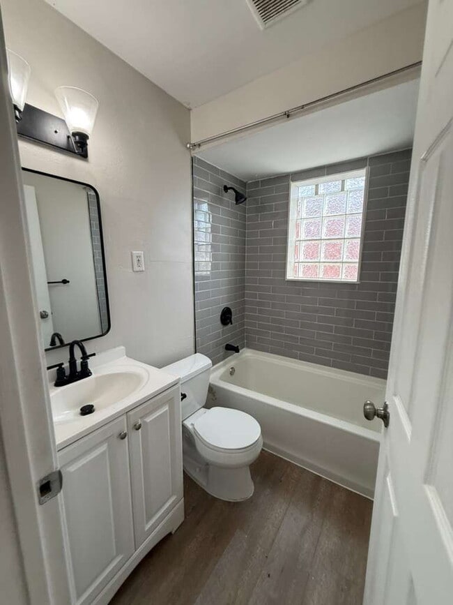 Building Photo - "Charming 2-Bedroom Retreat in University City - Cozy 900 Sq. Ft. Home!"  HUGE bedrooms with Base...