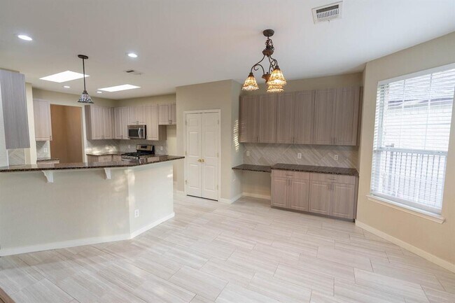Building Photo - 10920 Quarry Oaks Trail