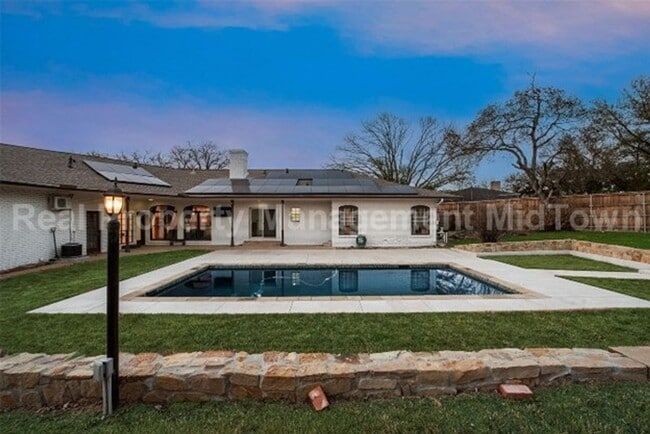Building Photo - Stunning 4-Bedroom Retreat with Designer T...