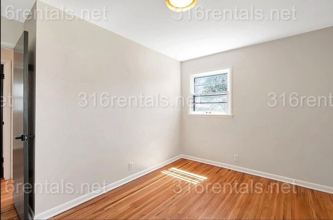 Building Photo - $1795 - 4 bed 2 bath - Single Family Home