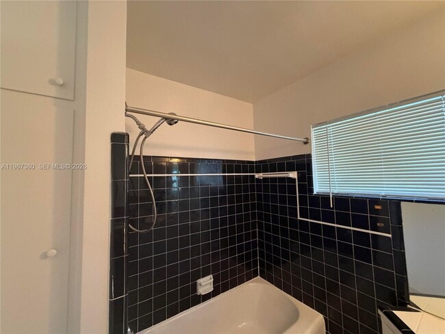 Building Photo - 311 SW 11th Ct