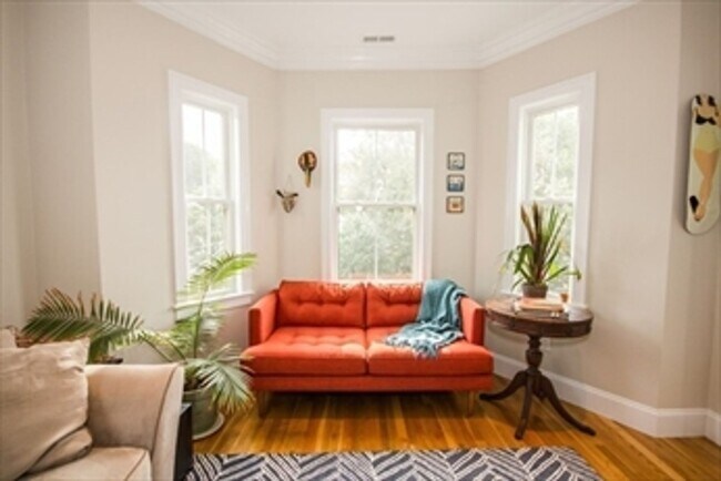 Building Photo - Versatile Top Floor 2 Bd 1 Bath With Offic...