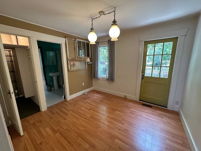 Building Photo - Adorable 2 Bedroom One Bathroom Home Close...