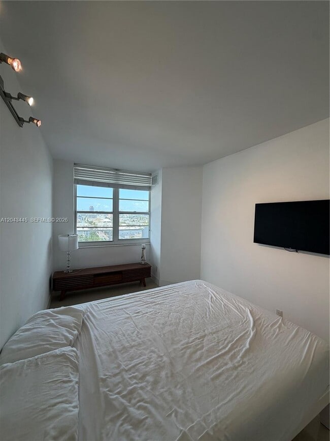 Building Photo - 100 Lincoln Rd