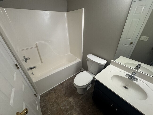 Building Photo - 105 Lorien Cir