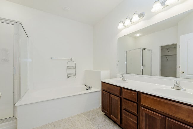 Building Photo - Beautiful brick townhome in Fishers’ Hannover