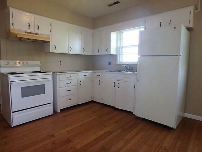 Building Photo - Nice 3 Bedroom Country House!