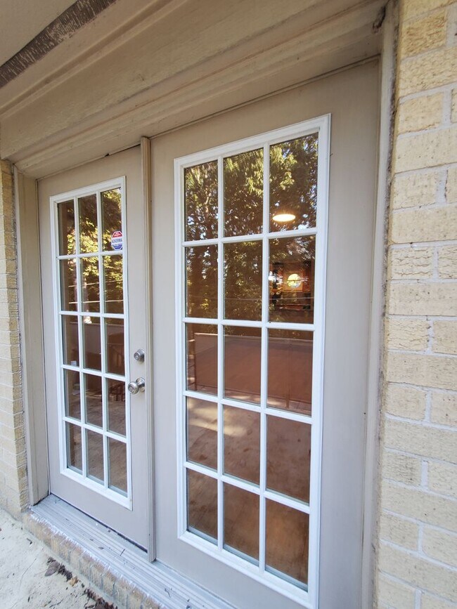 Building Photo - OPEN HOUSE This Sunday 1/11/26 @ 3:00PM until 3:30PM Charming 1-Bedroom Condo in Prime Sandy Spri...