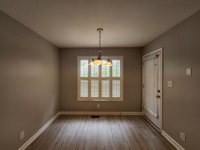 Building Photo - $1850 3 Beds 2.5 Bath + Bonus Room & Storm...