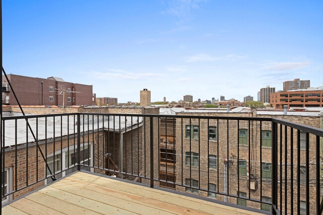 Building Photo - 904 W Dakin St