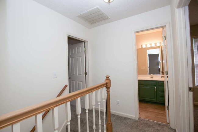 Building Photo - Charming 3 Bedroom, 2,5 Bath home with hug...