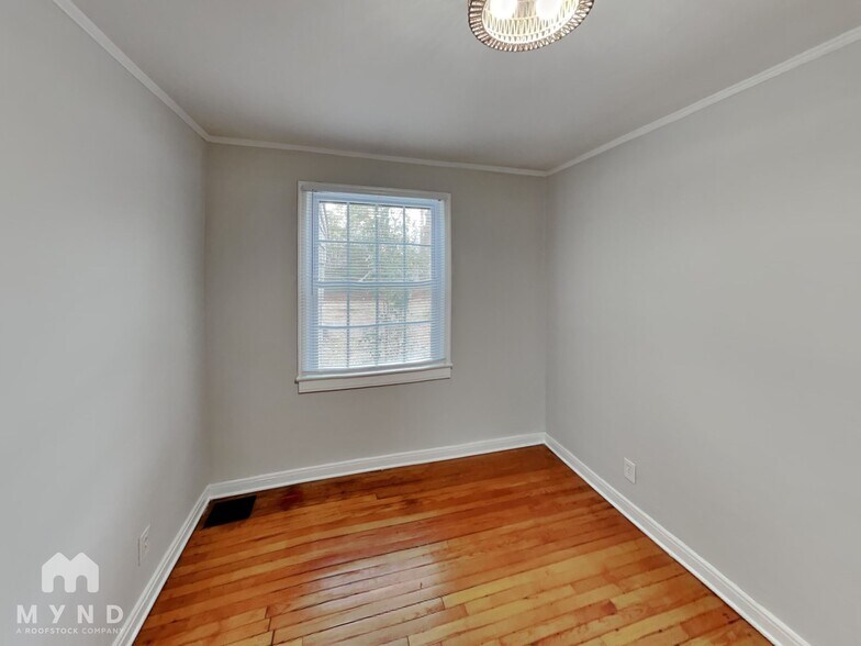 Building Photo - 3816 The Plaza