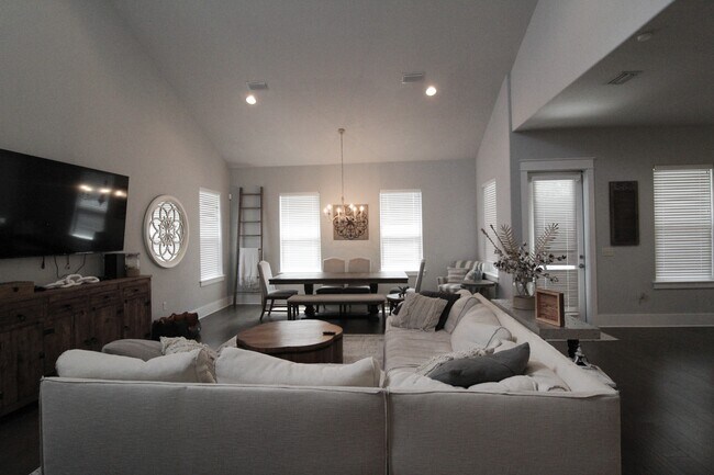 Building Photo - 283 Lakeland Dr