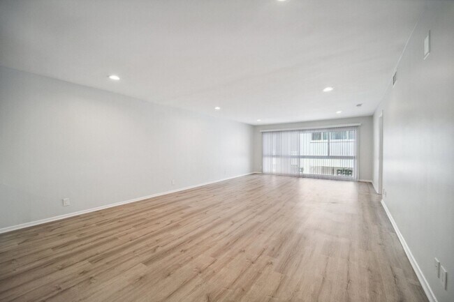 Interior Photo - 170 N Crescent Dr