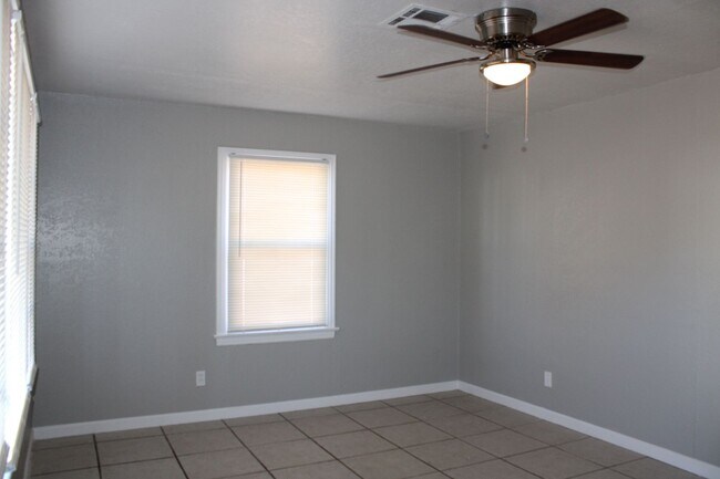 Building Photo - 3 or 4 bedrooms! Your Choice!