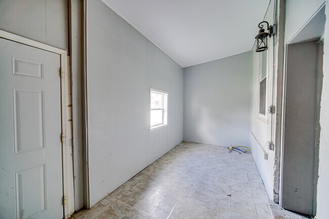 Building Photo - 1826 S Hamlin Ave