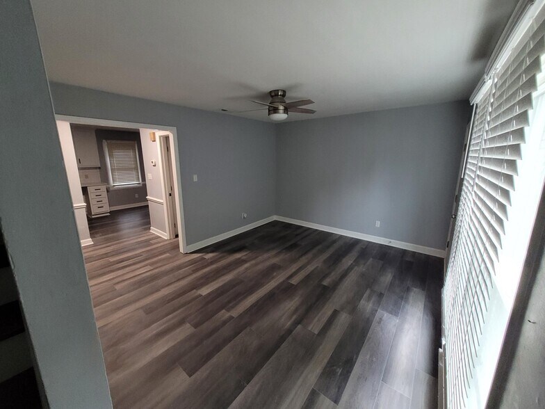 Building Photo - 241 Bridgefield Pl