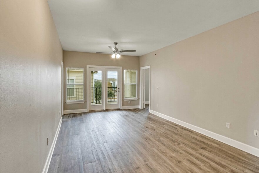 Living room - 1901 Crossing Pl