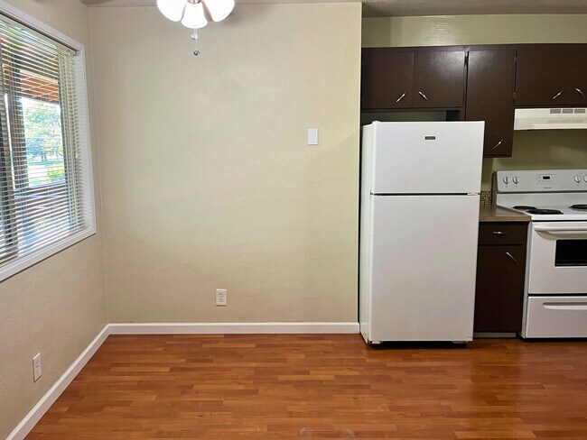 Building Photo - NEU 1333 #5- 1 Bed/1Bath Upstairs Apartment