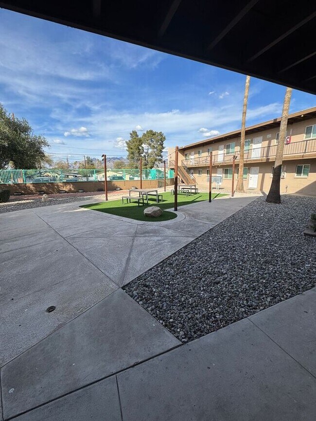 Building Photo - 4302 E Bellevue St