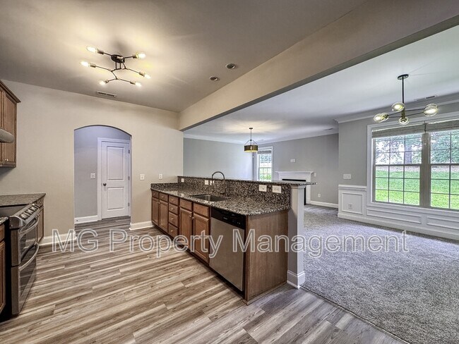 Building Photo - 2056 Oxford Heights