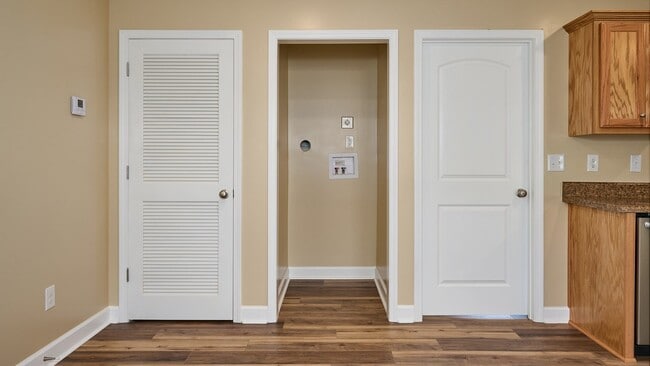 Building Photo - Move in Special: 1BR, 1BA duplex (Do not a...