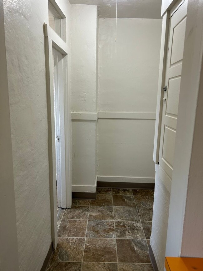 Building Photo - (844) NW 15th St. - 1 bedroom / 1 Bathroom - ALL UTILITIES PAID!