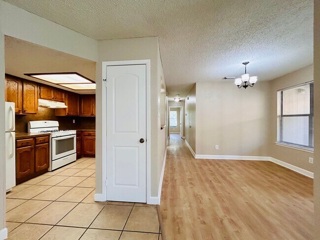 Building Photo - 12300 Deer Falls Dr
