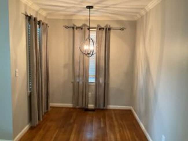 Building Photo - Student Housing in South Rosewood!
