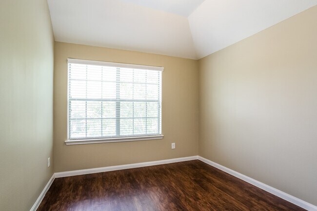 Building Photo - 13433 Raintree Dr