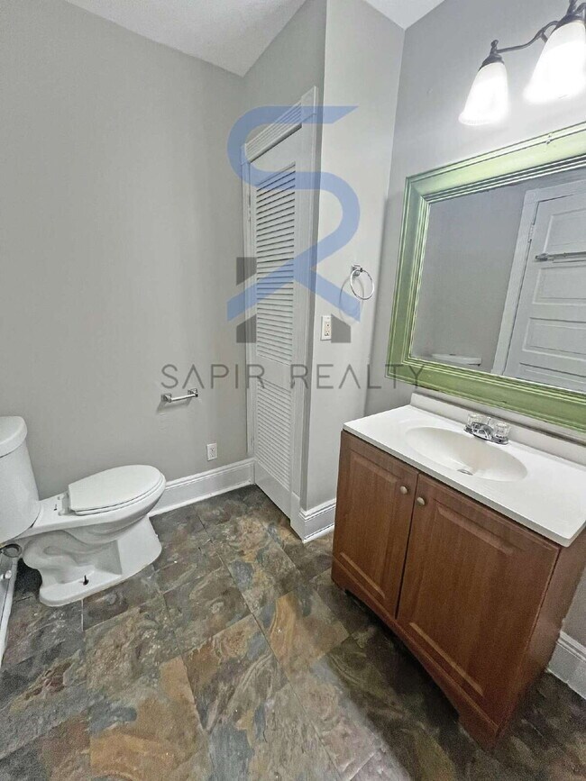 Building Photo - Move in before October 31st and get a $250...