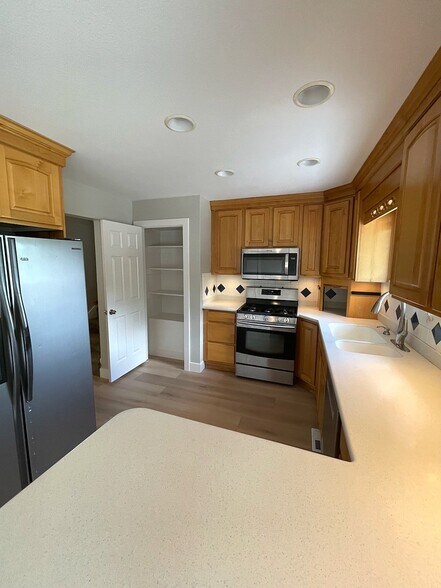 Building Photo - 1097 Grove Creek Dr