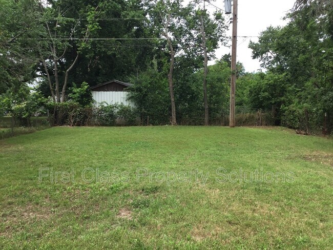 Building Photo - 404 S Burdick St