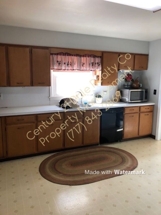 Building Photo - Very Large 3 BR House in North Eastern School District