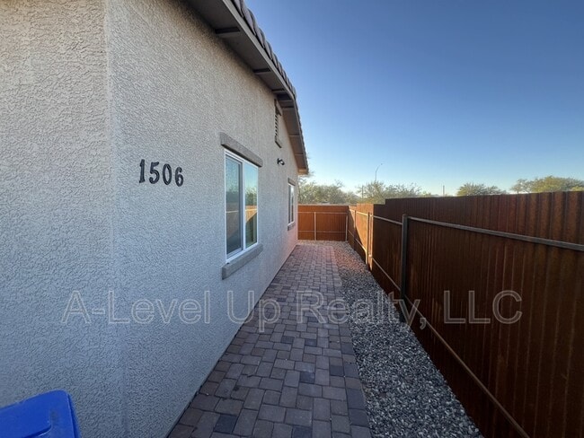 Building Photo - 1506 E 28th St